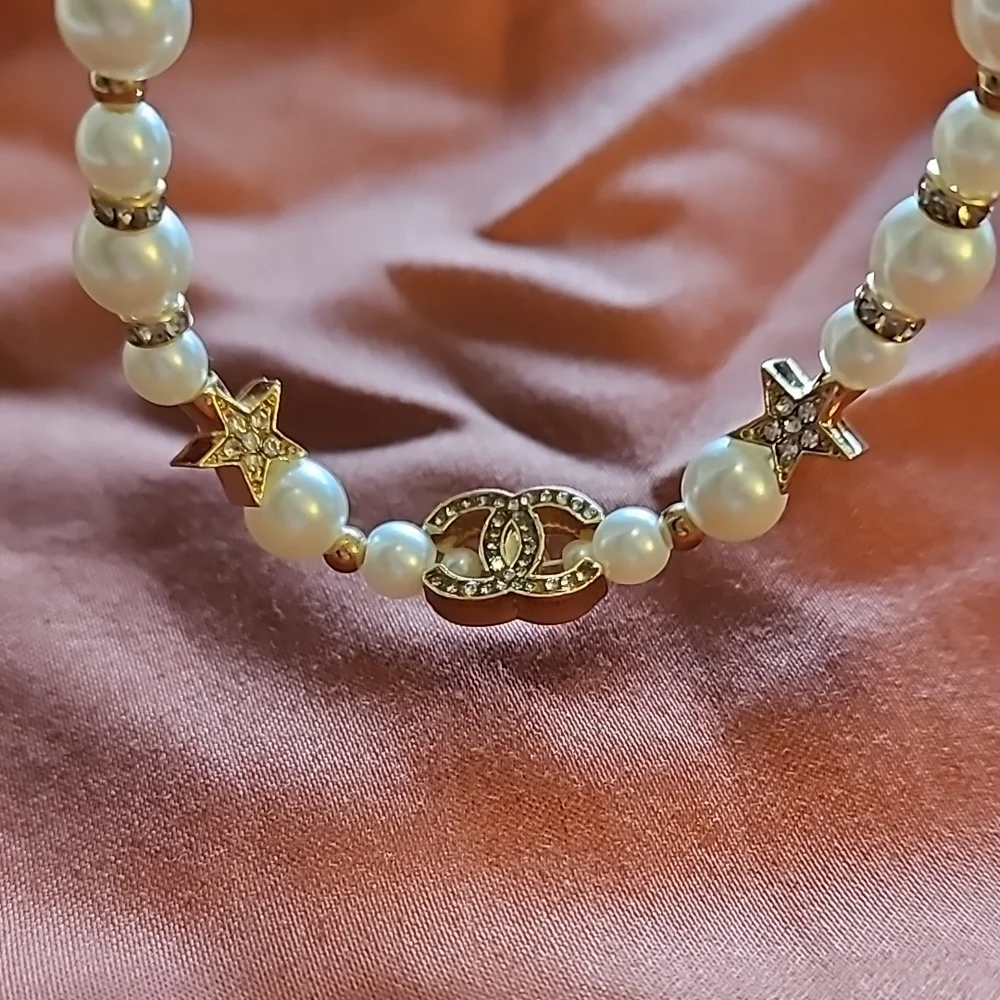 Elegant Pearl and Gold Necklace - Picture 7 of 9